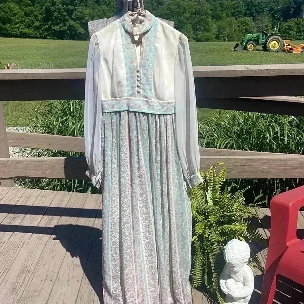 Vintage woman’s dress. The stress is super tiny. Measurements in photos.
